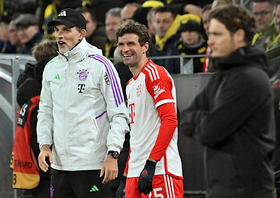 ARCHIV - Thomas Tuchel (l) erwartet von Thomas Müller eine Karrierefortsetzung auf allerhöchstem Niveau.  