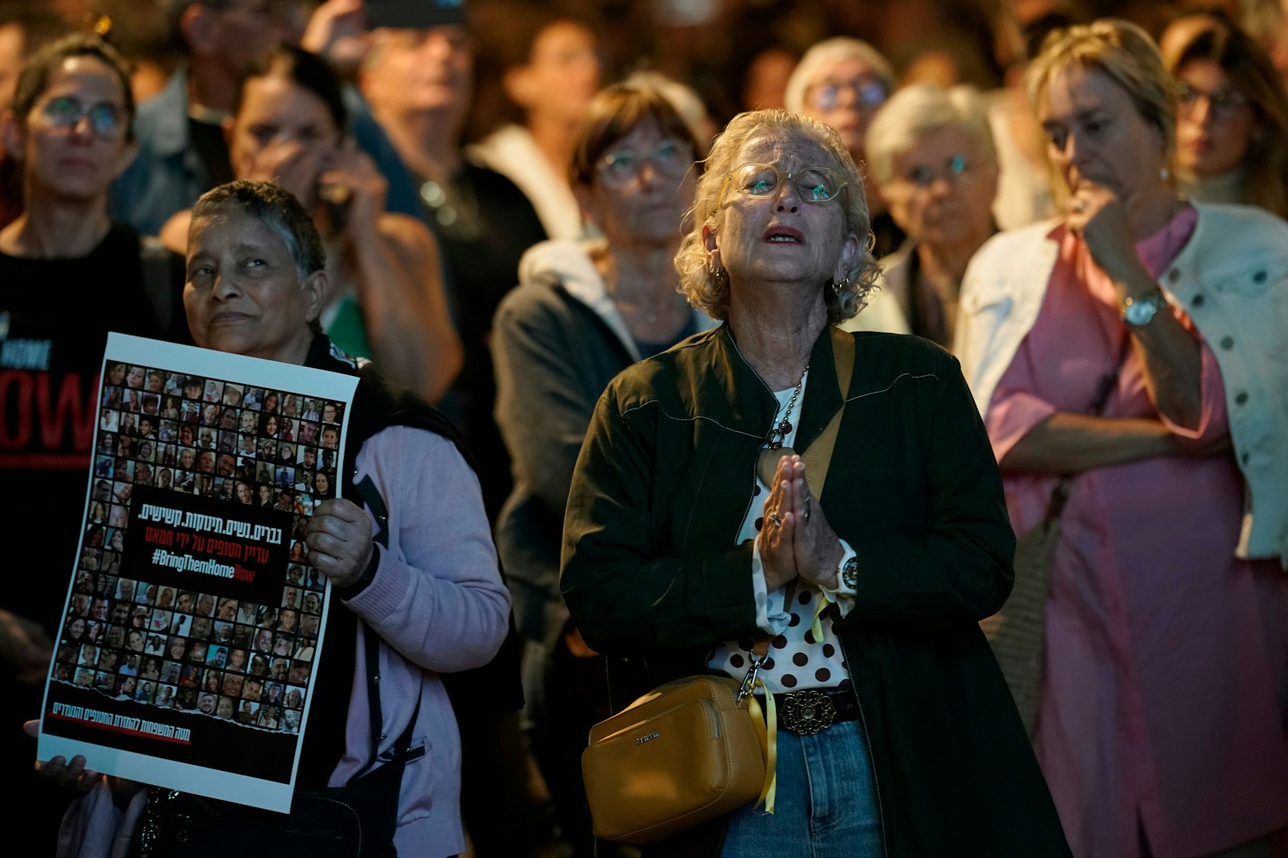 In Tel Aviv haben am Sonnabend Tausende an einer Solidaritätskundgebung für die von der islamistischen Hamas entführten Geiseln in der Nähe des Kunstmuseums teilgenommen. Am Abend wurde dann eine zweite Gruppe von Geiseln von der Hamas freigelassen. 