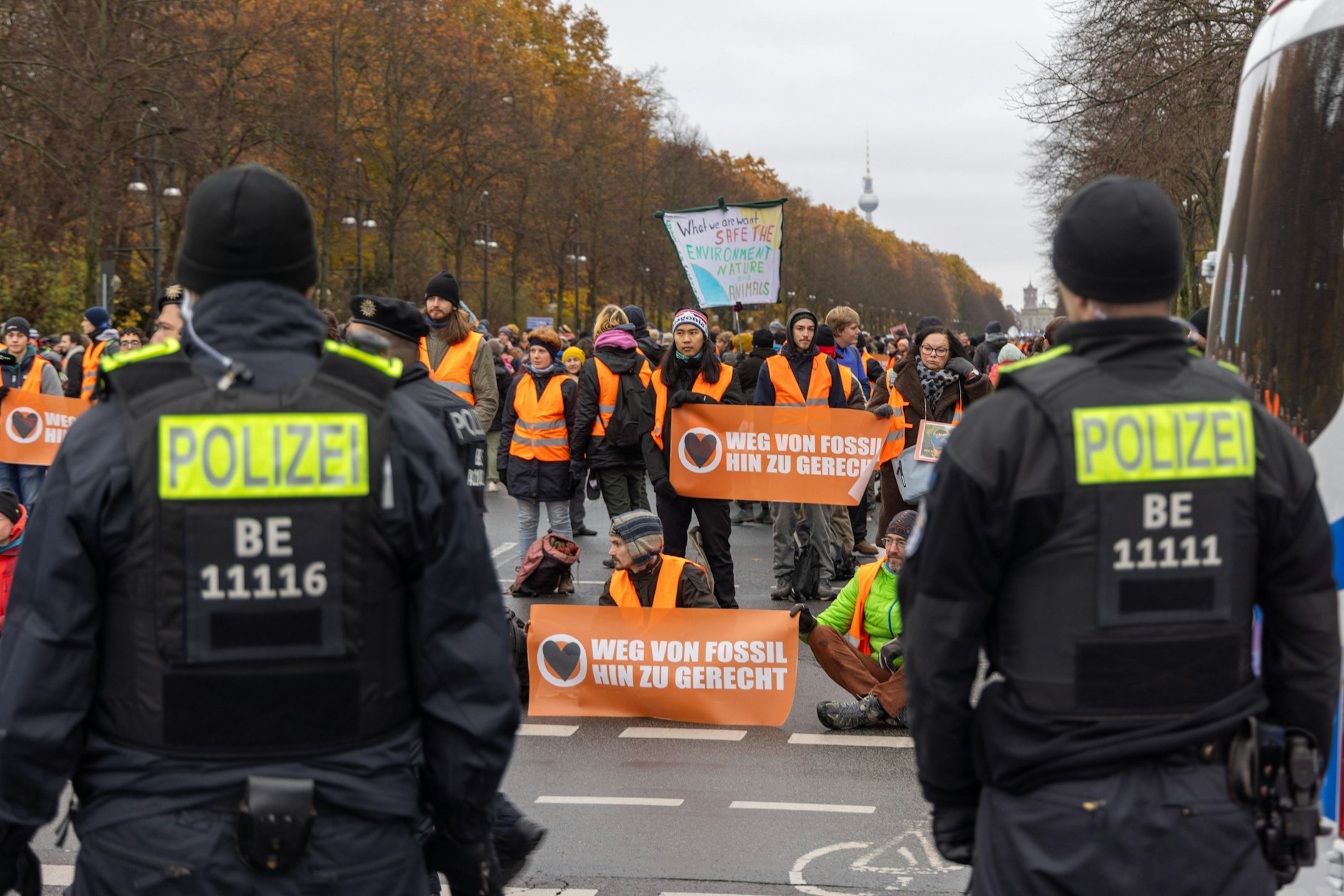 Die Letzte Generation demonstriert auf der Straße des 17. Juni. Die Berliner Polizei überwacht die Situation.