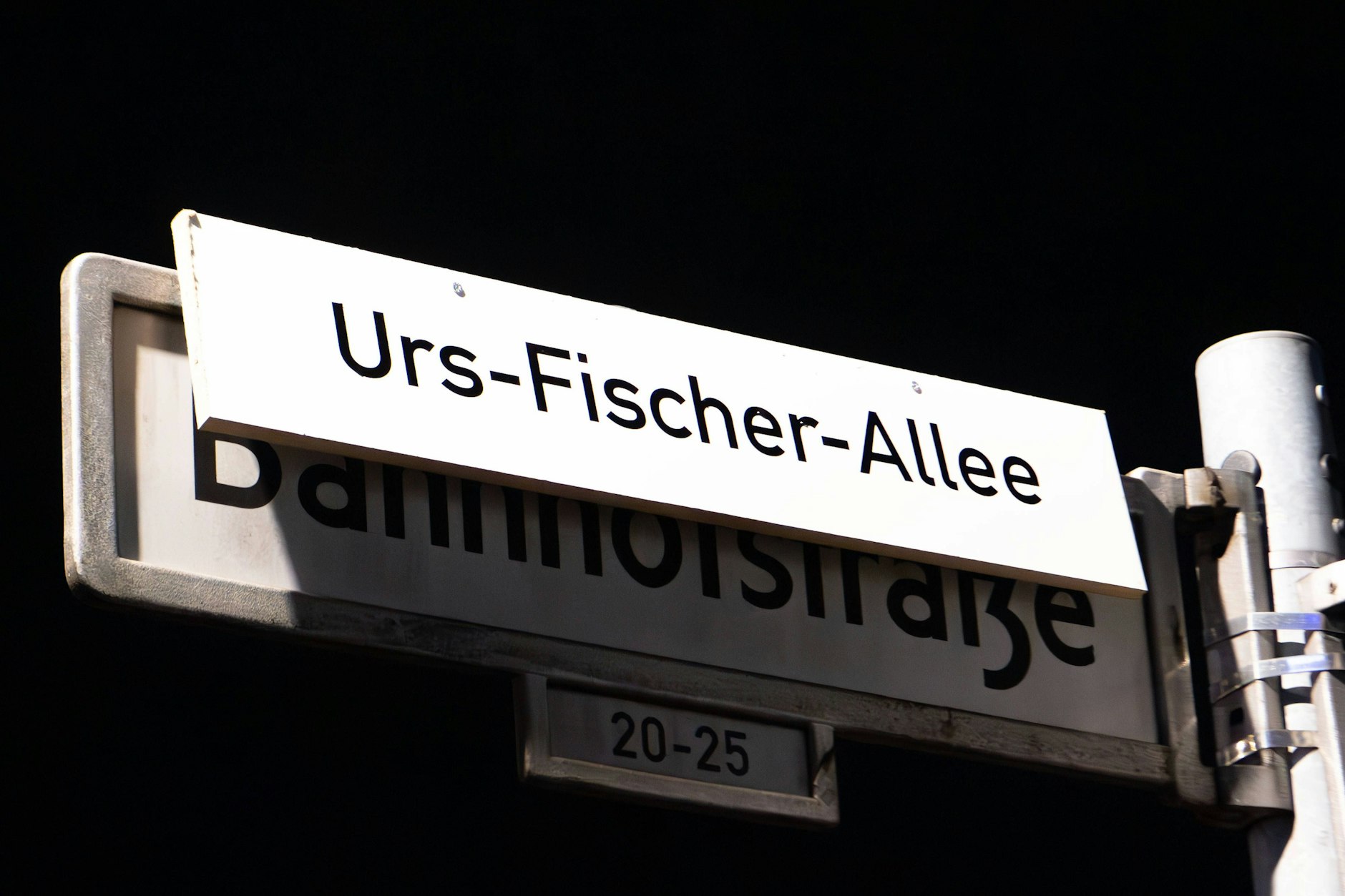Die Bahnhofstraße in Köpenick wurde von Fans des 1. FC Union kurzerhand in Urs-Fischer-Allee umbenannt. 