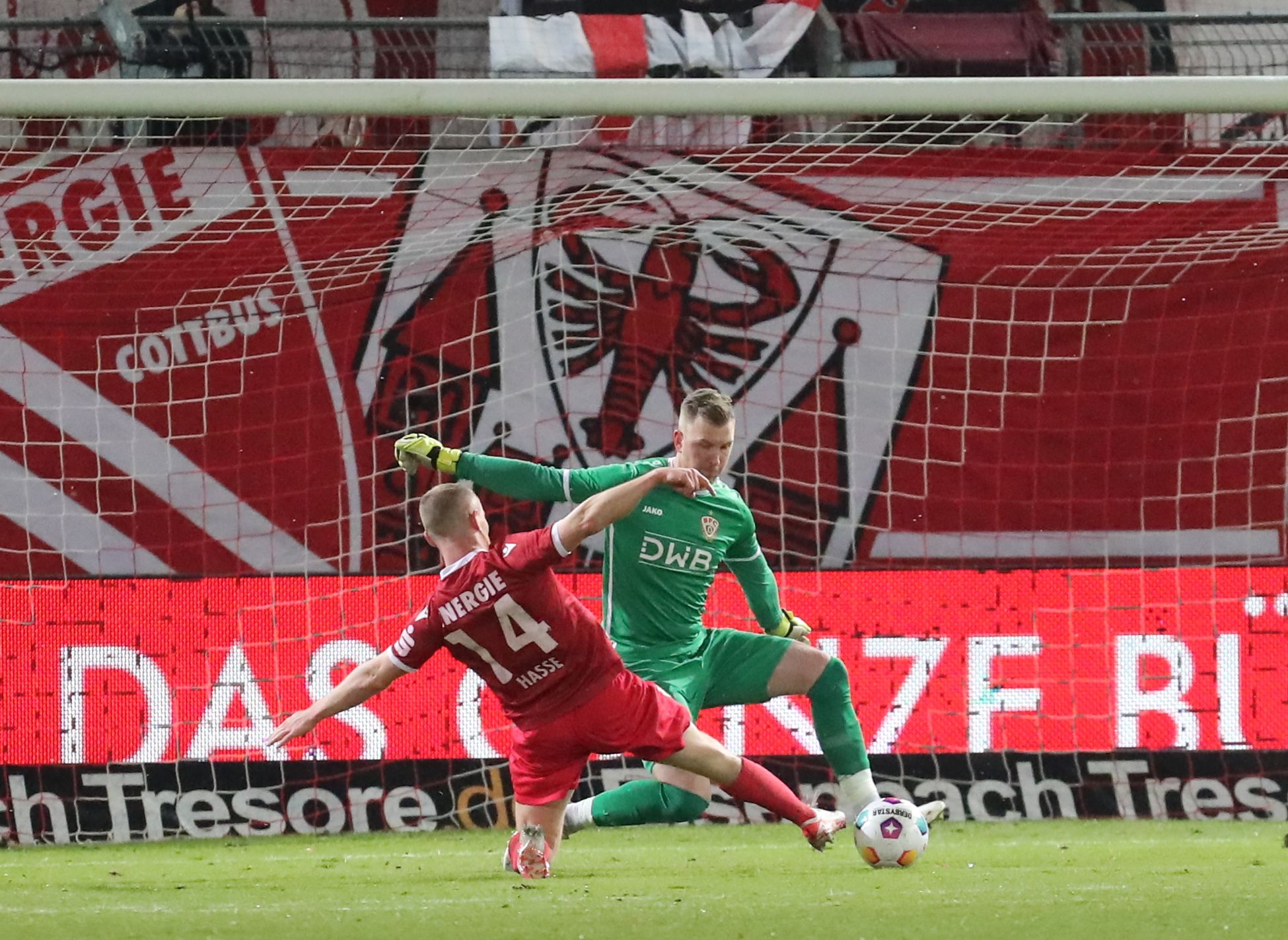 Pyro-Pause, zweimal Rot! BFC Dynamo gewinnt 1:0 in Cottbus