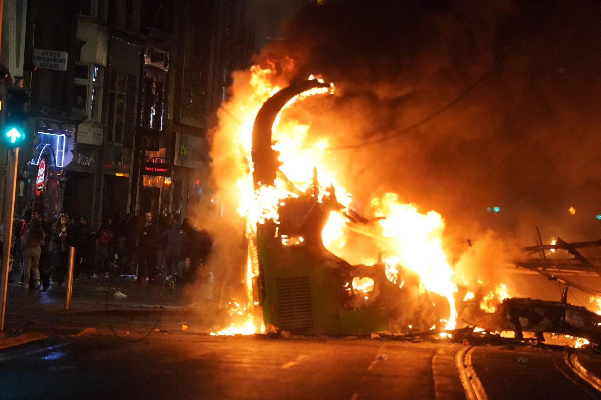 Ein Bus steht im Stadtzentrum in Flammen.  