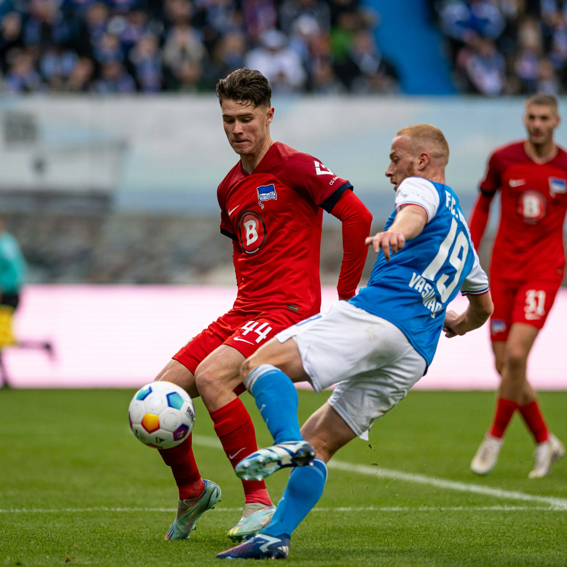 Herthas junger Innenverteidiger Linus Gechter (l.) stand beim 0:0 in Rostock schon in der Startelf