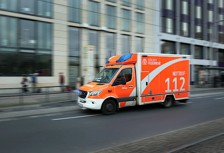 Ein Rettungswagen der Berliner Feuerwehr fährt zu einer Unfallstelle.