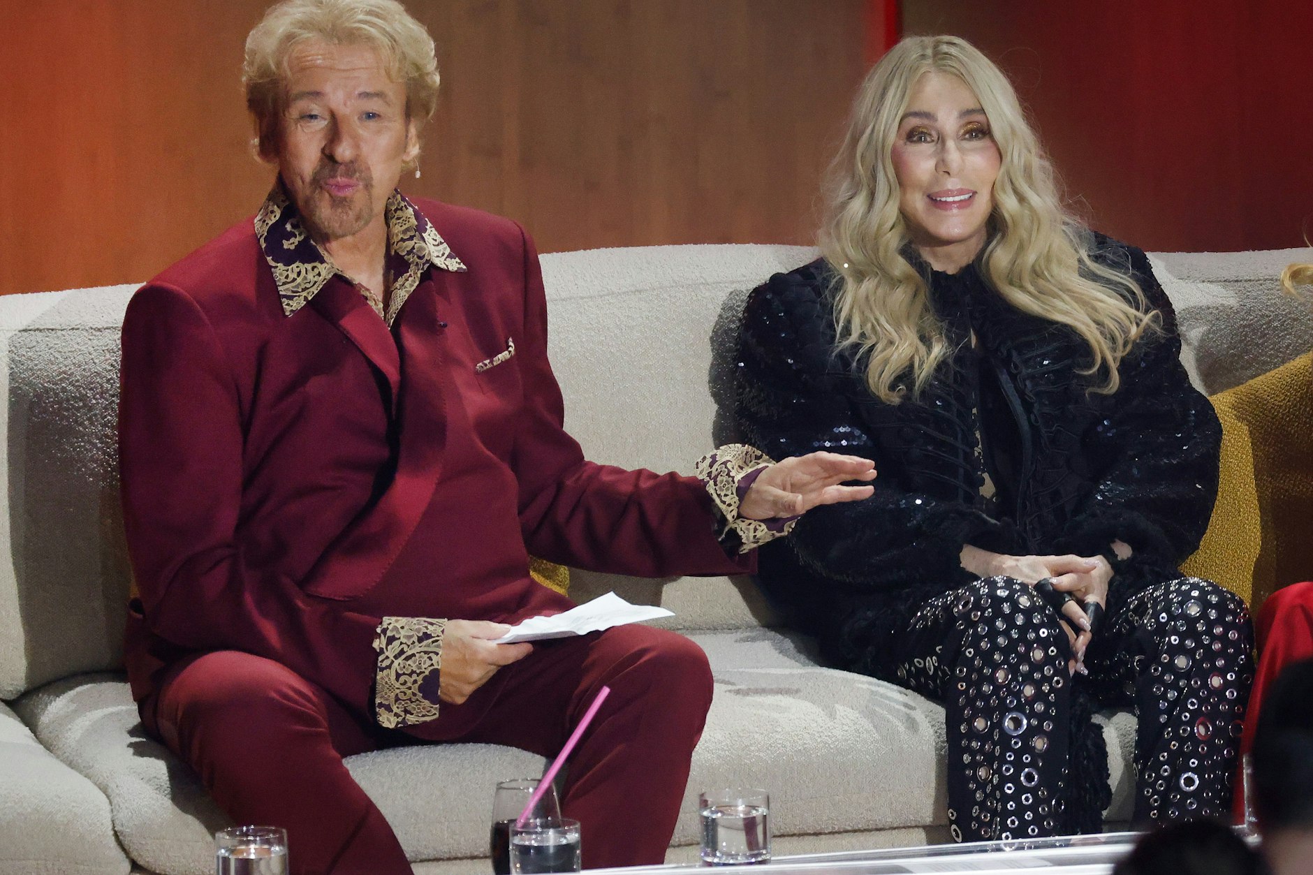 Da fiel auch Cher (rechts) nichts mehr ein: Thomas Gottschalk im Prince- oder-Hugh-Hefner-Gedächtnis-Anzug.