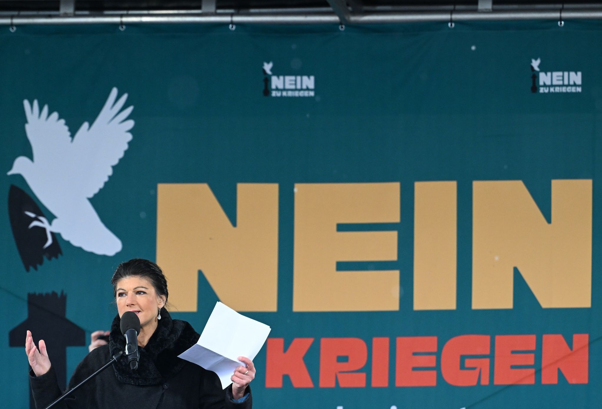 Tausende Kommen Zu Friedensdemonstration Mit Wagenknecht