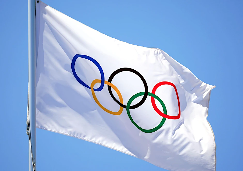 ARCHIV - Eine Flagge mit den Olympischen Ringen weht im Wind.  pa/Symbolbild