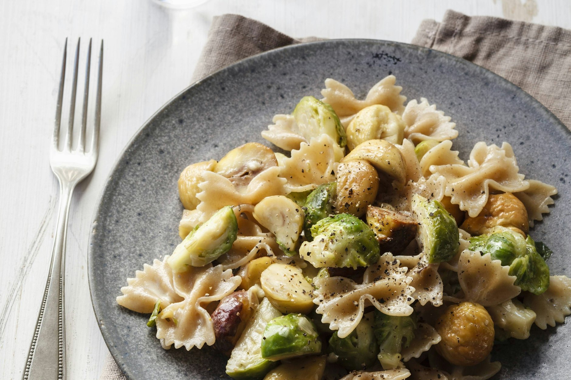 Das Rezept für Rosenkohl mit Pasta und Speck ist lecker und gesund.