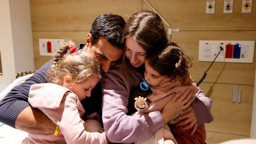 Wiedersehen im Krankenhaus: Vater Joni hält seine Frau Doron und ihre beiden Kinder Raz (l) und Aviv im Schneider-Kinderkrankenhaus im Arm.
