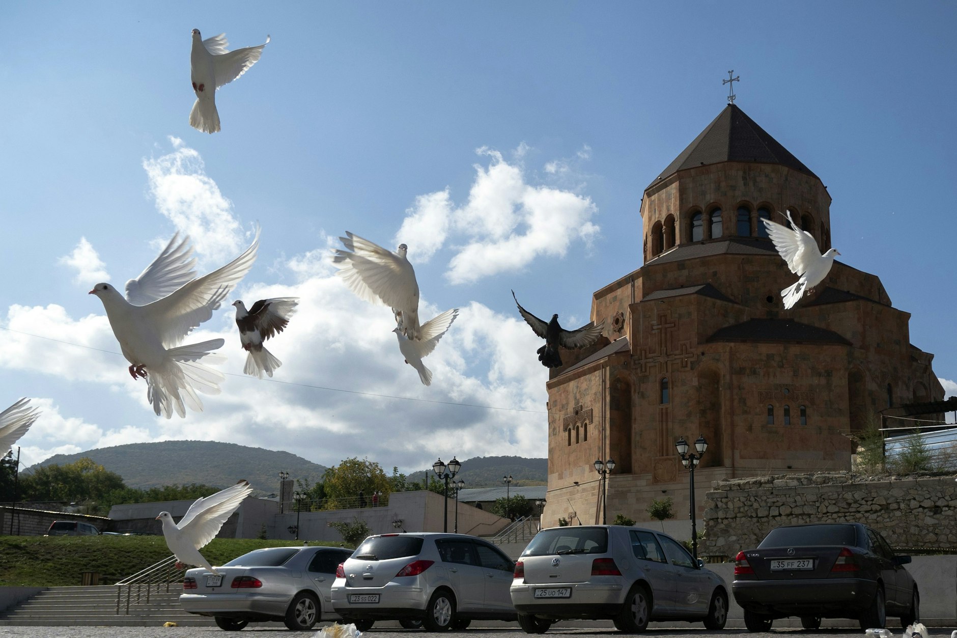 Etwas fliegt in der Luft: Tauben im aserbaidschanischen Chankendi