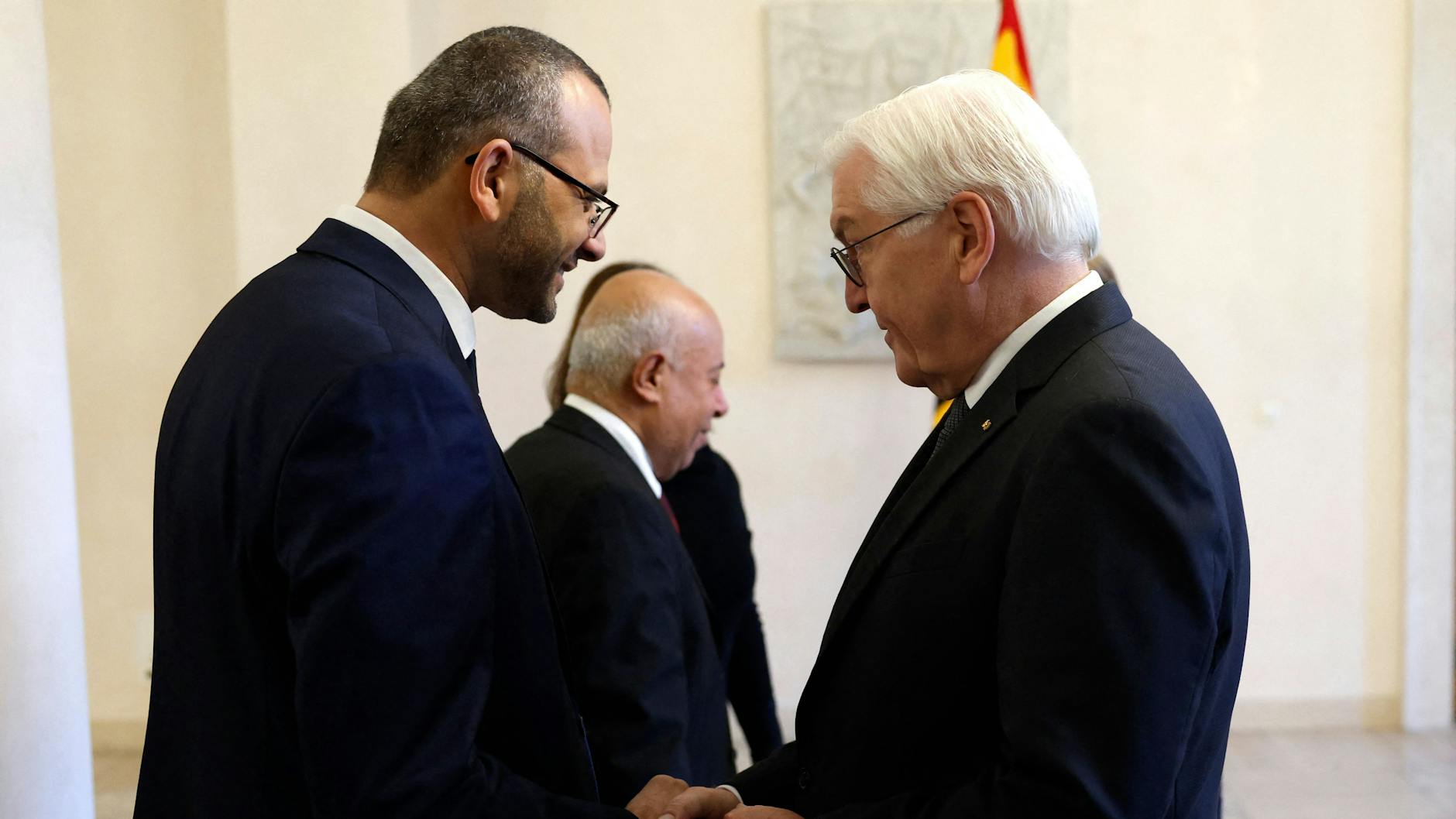 Frank-Walter Steinmeier begrüßt Ahmed Abunada, Chefarzt der Klinik in der Stadt Gaza, der vor den Um- und Zuständen geflüchtet ist.