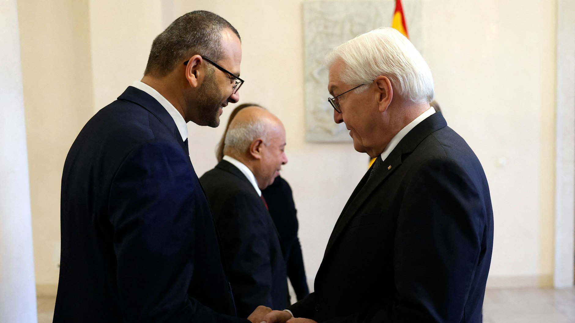 Frank-Walter Steinmeier begrüßt Ahmed Abunada, Chefarzt der Klinik in der Stadt Gaza, der vor den Um- und Zuständen geflüchtet ist.