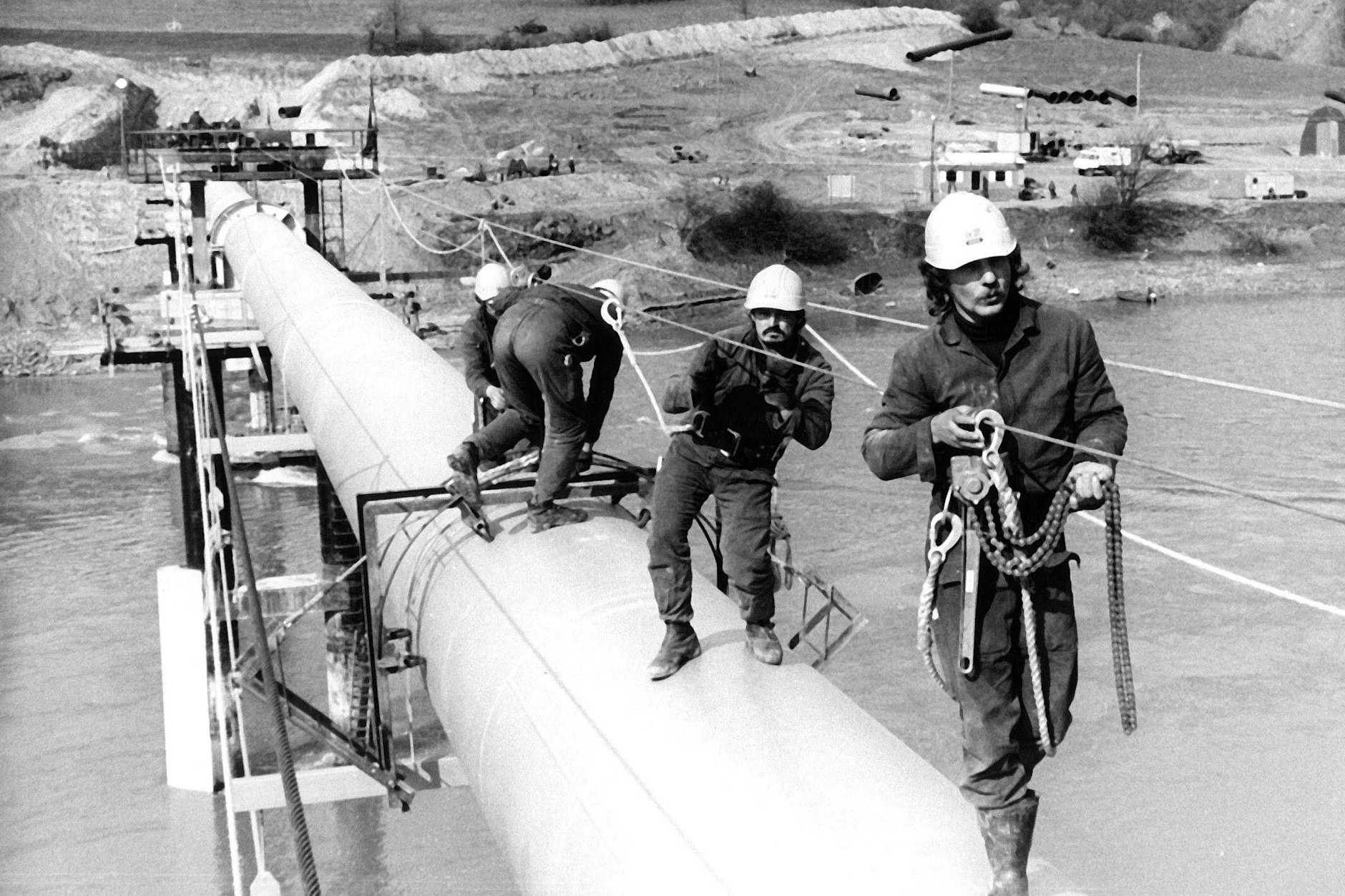 Decine di migliaia di cittadini della DDR hanno lavorato a grandi progetti in Unione Sovietica nel corso degli anni. Qui, gli operai della VEB Industriemontage sono ritratti nel 1976 durante la costruzione del gasdotto Druzhba vicino a Ivano-Frankivsk, in Ucraina.