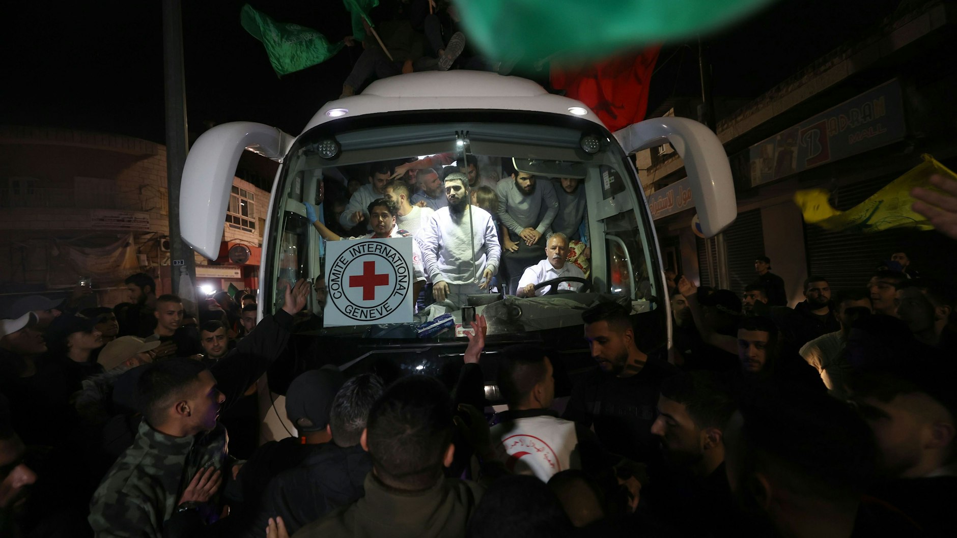 Ein Bus des Koten Kreuzes mit palästinensischen Häftlingen, die von Israel freigelassen wurden, kommt in Al-Bireh im Westjordanland an.