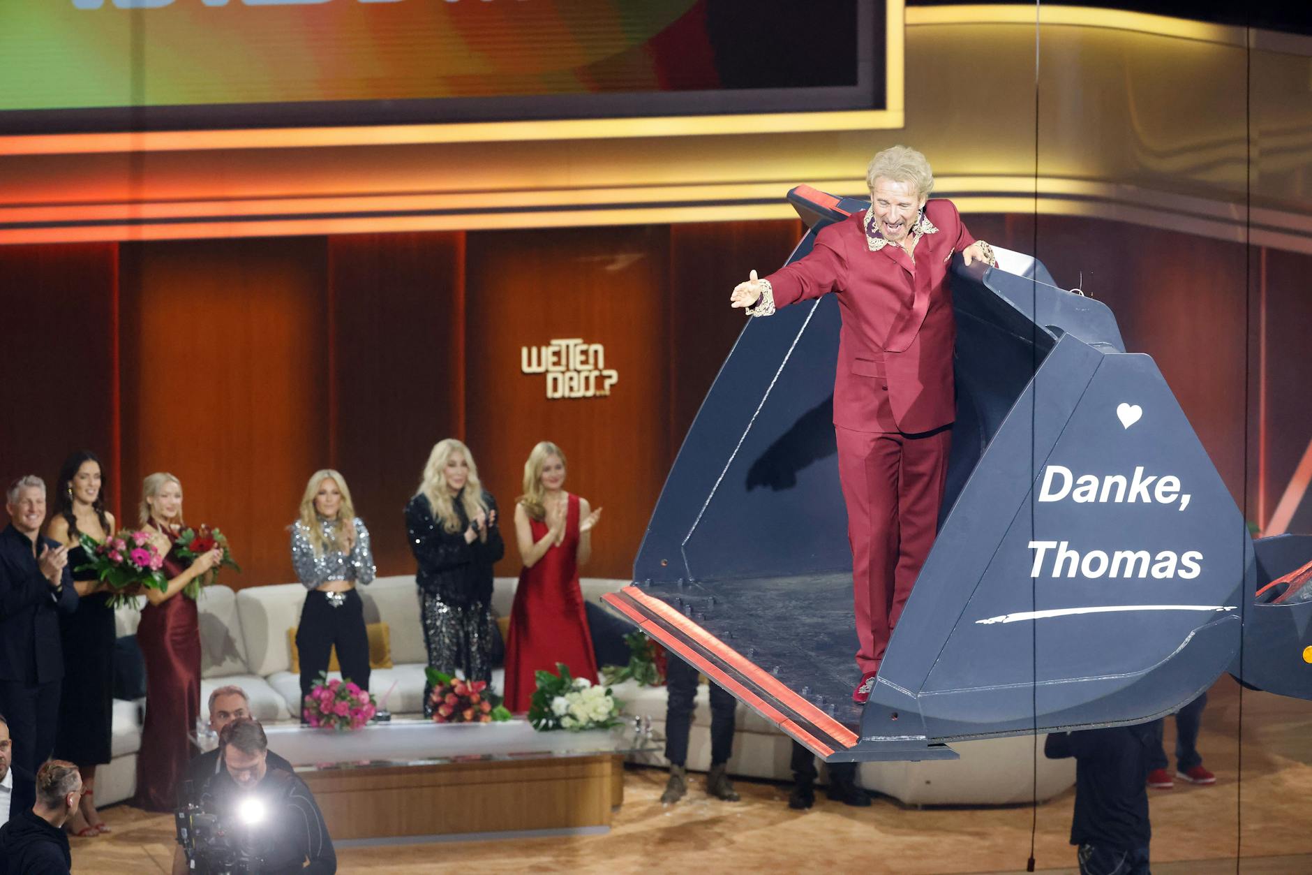 Moderator Thomas Gottschalk wird am Ende der ZDF-Show „Wetten, dass..?“ in einer Baggerschaufel über die Bühne gefahren.