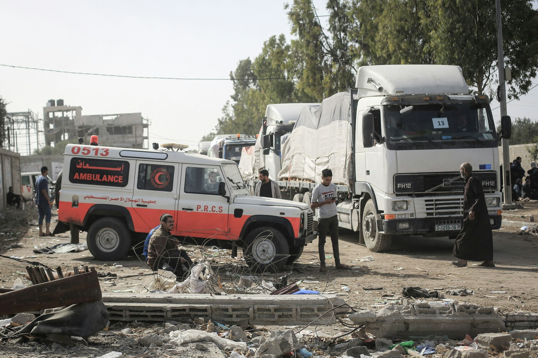 Während der Waffenruhe zwischen Israel und der palästinensischen Terrororganisation Hamas kommt ein Konvoi von Krankenwagen und Lastwagen mit Hilfsgütern in Gaza an. Nach Uno-Angaben konnten 61 Trucks nach Nord-Gaza fahren.