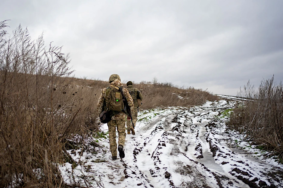 Zwei Offiziere des ukrainischen Grenzschutzes begeben sich in der Region Sumy auf ihren Posten.  