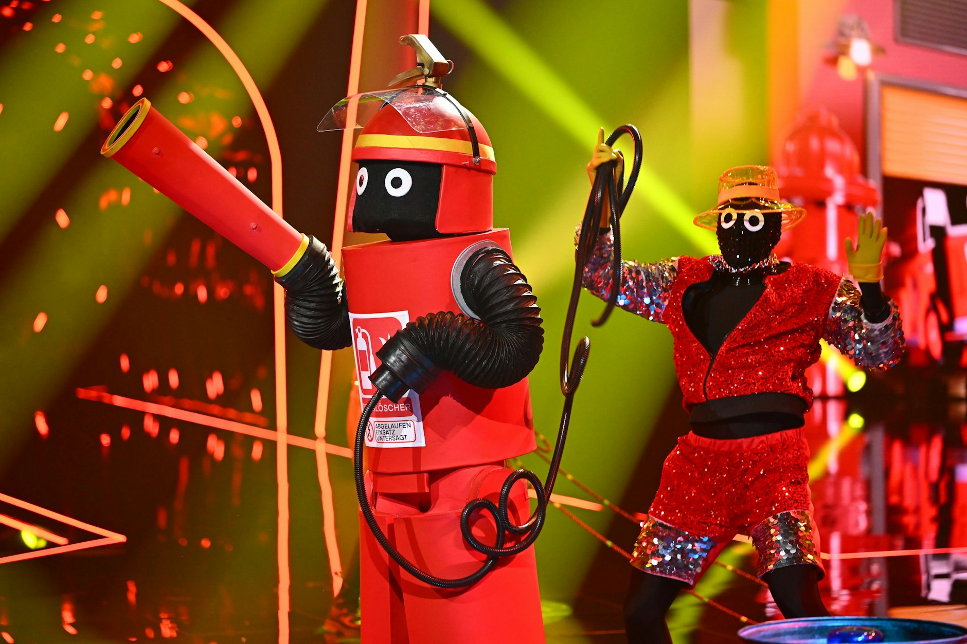 Der Feuerlöscher auf der Bühne von „The Masked Singer“.