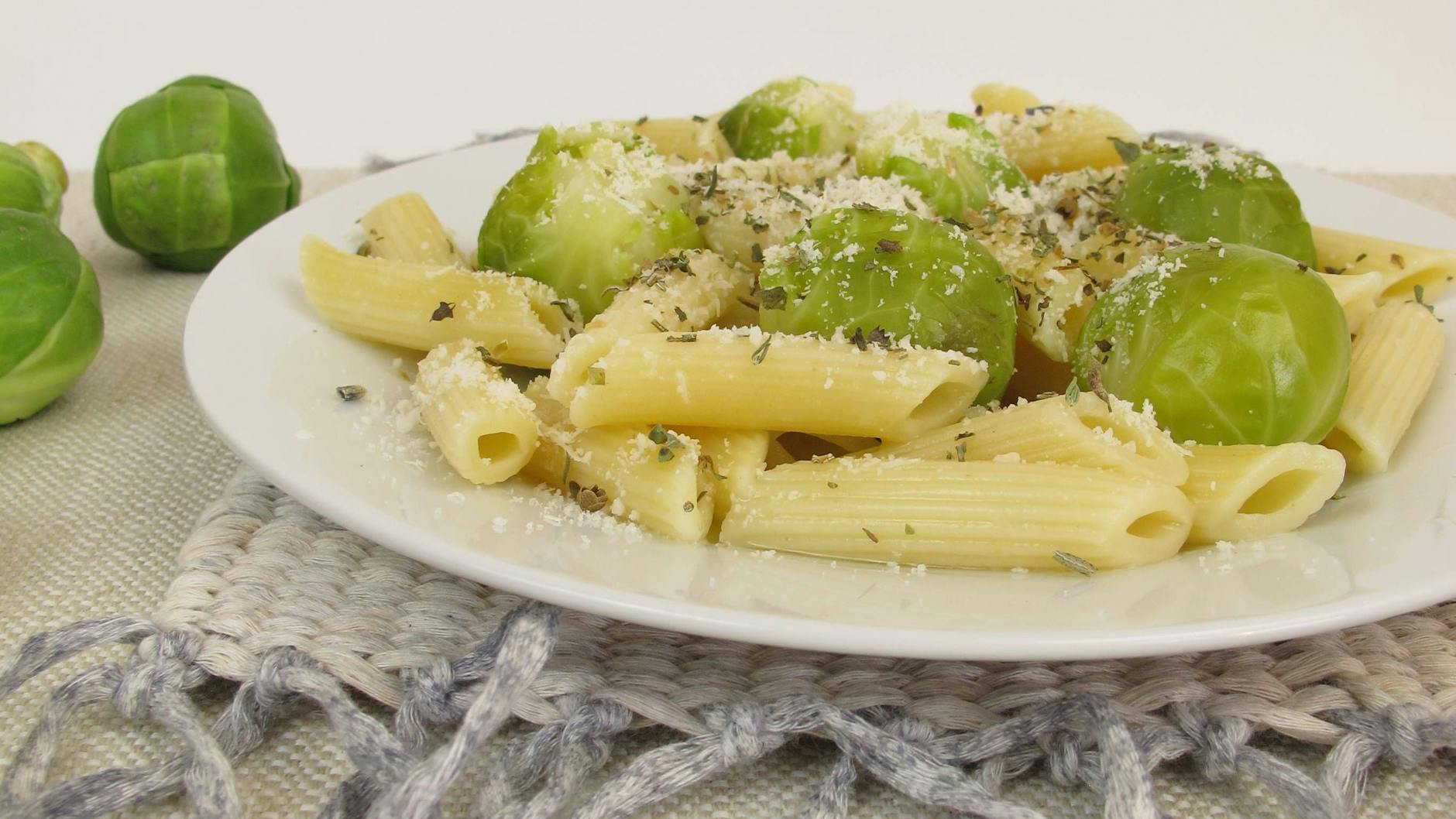 Lassen Sie sich vom Rezept für Rosenkohl mit Pasta und Speck begeistern.