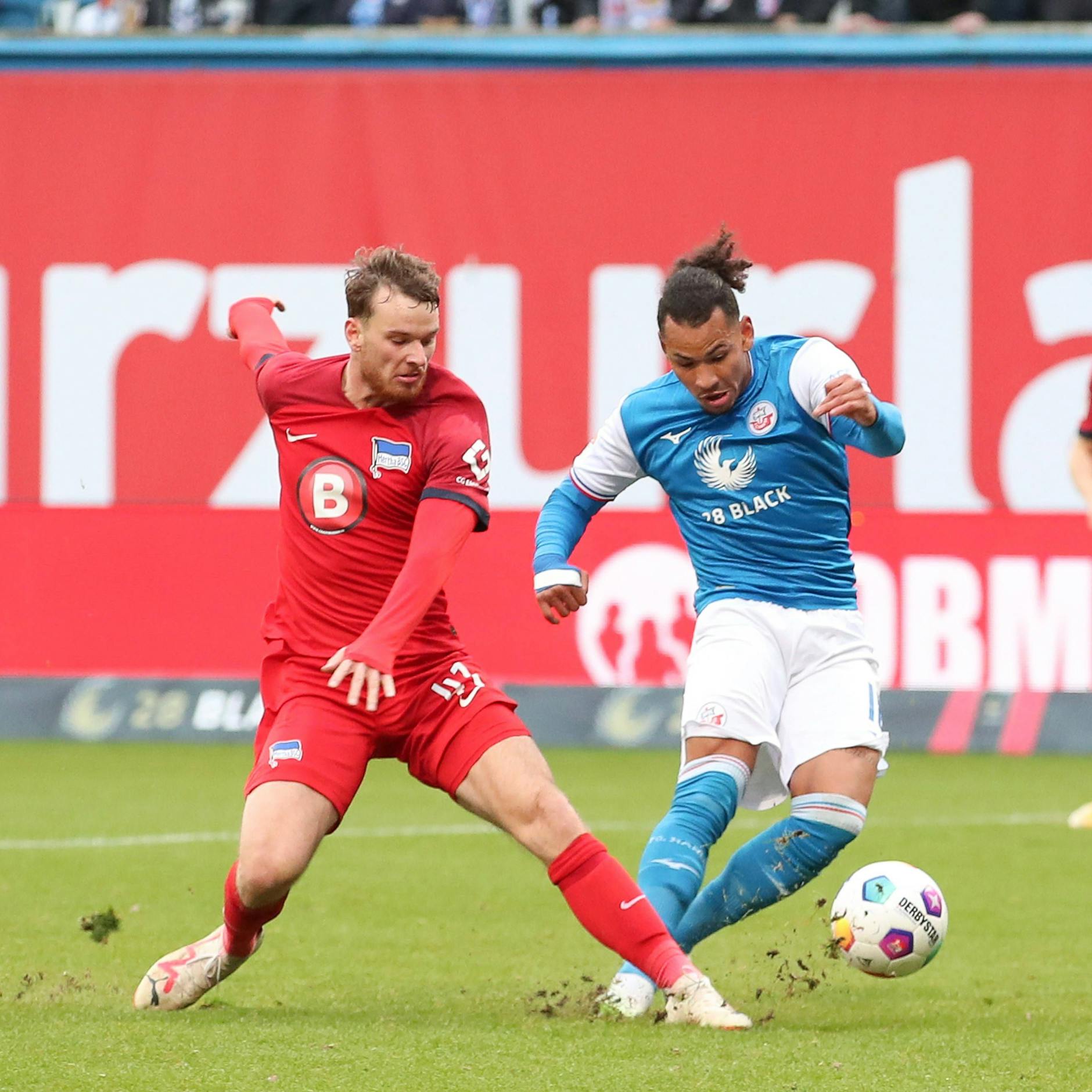 Herthas Pascal Klemens mit Megagrätsche. So verhinderte er das Tor für Rostock durch Juan Perea.