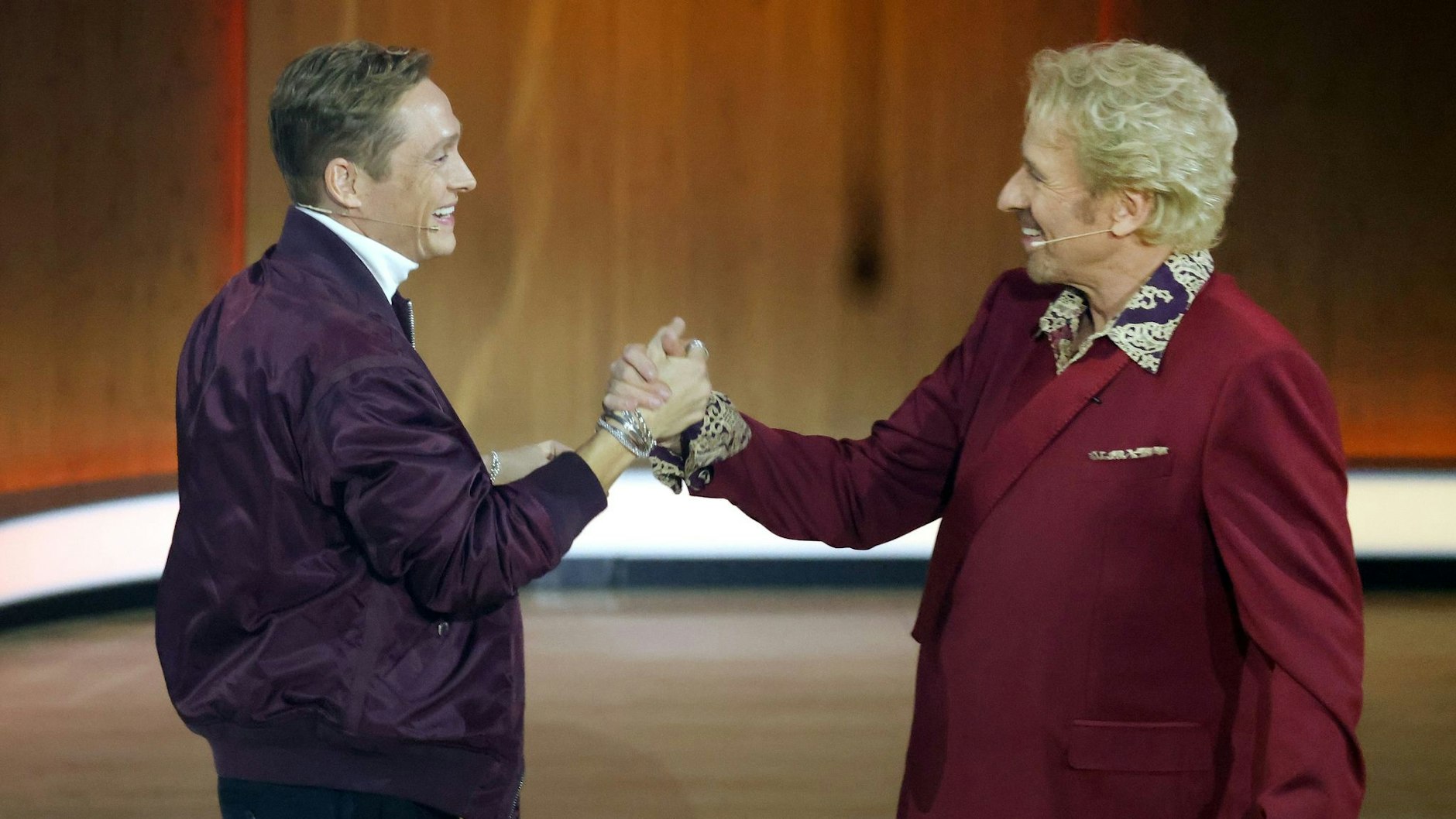 Thomas Gottschalk (r.) begrüßt Schauspieler Matthias Schweighöfer bei „Wetten, dass..?“.