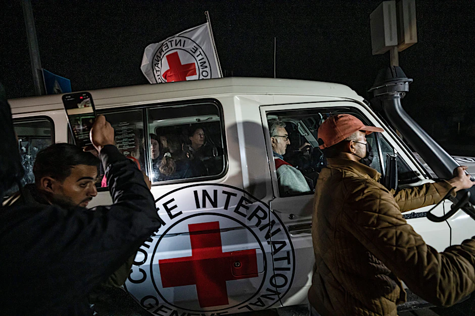 Ein Fahrzeug des Roten Kreuzes fährt mit freigelassenen Geiseln in Richtung Grenzübergang zwischen dem Gazastreifen und Ägypten.&nbsp;