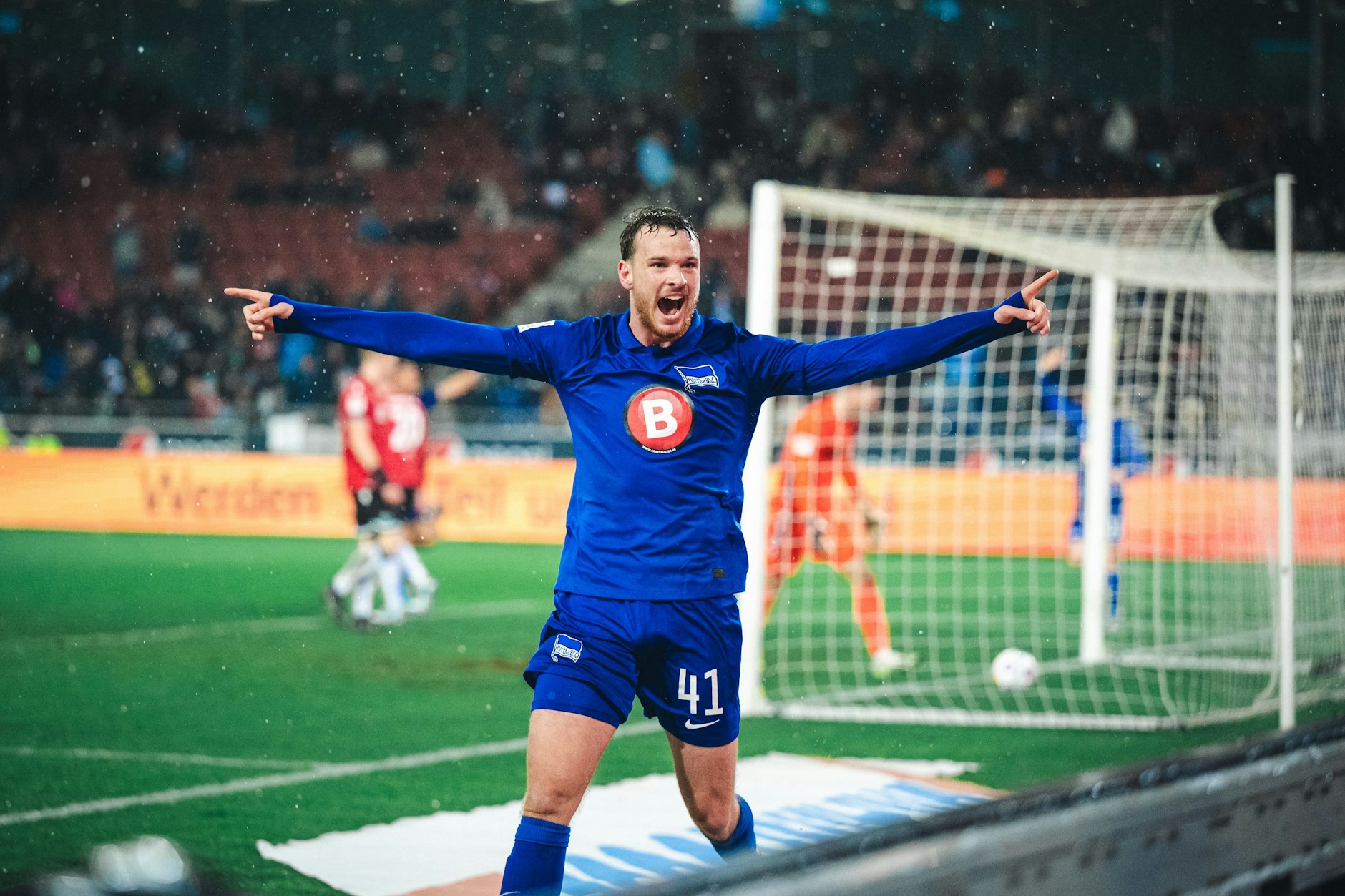 Das ist Herthas Überflieger! Pascal Klemens macht gegen Hannover 96 sein erstes Profi-Tor.