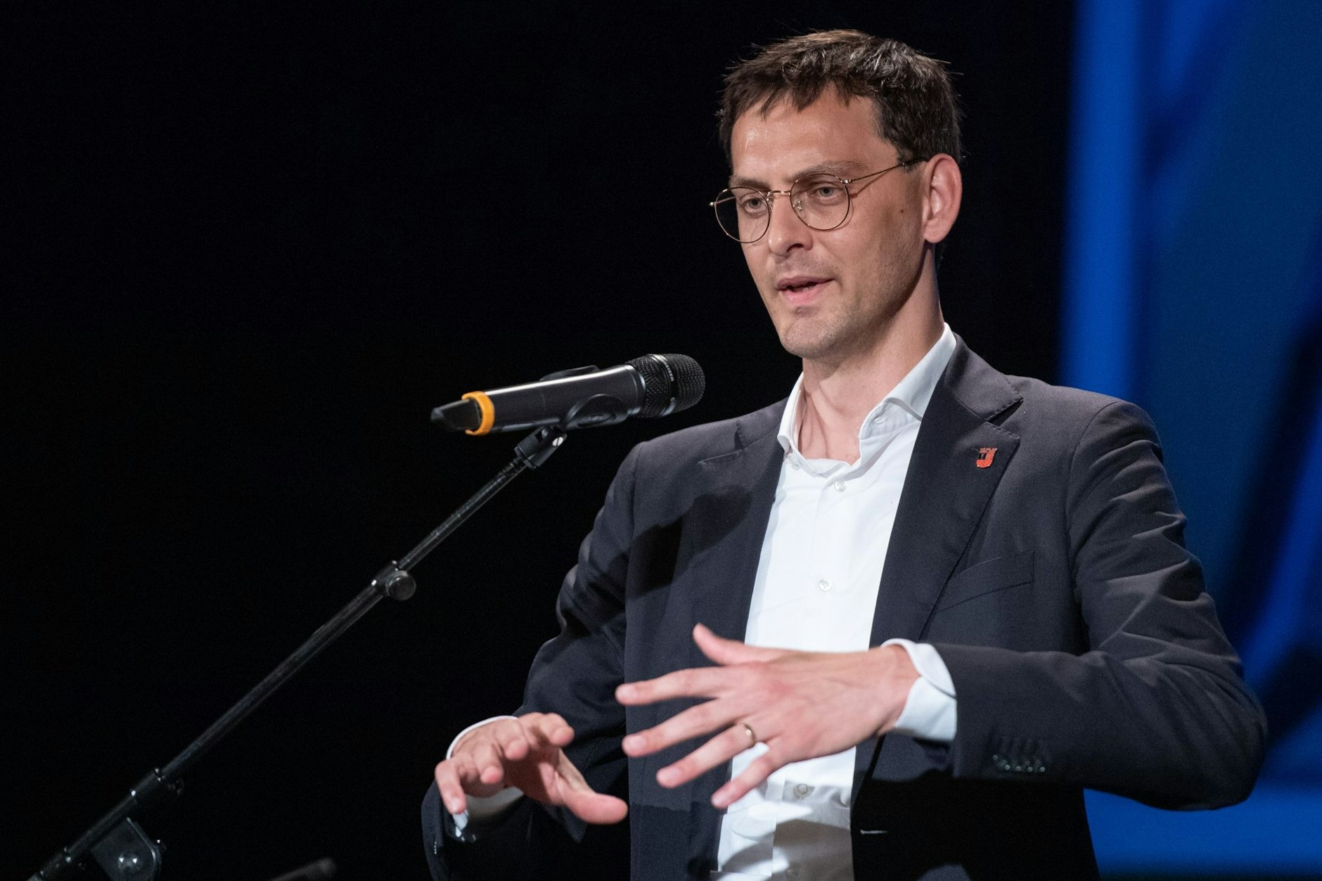 Martin Hikel (SPD) ist seit 2018 Bezirksbürgermeister von Neukölln. Es muss „Einfluss auf das Asylverfahren von Flüchtlingen haben“, wenn diese „auf Demonstrationen antisemitischen Hass säen“, sagt er.