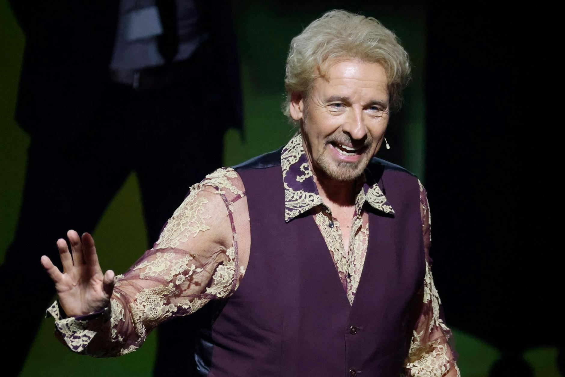 Als man dachte, es könne nicht grausiger werden, zog Gottschalk das Jackett aus. 