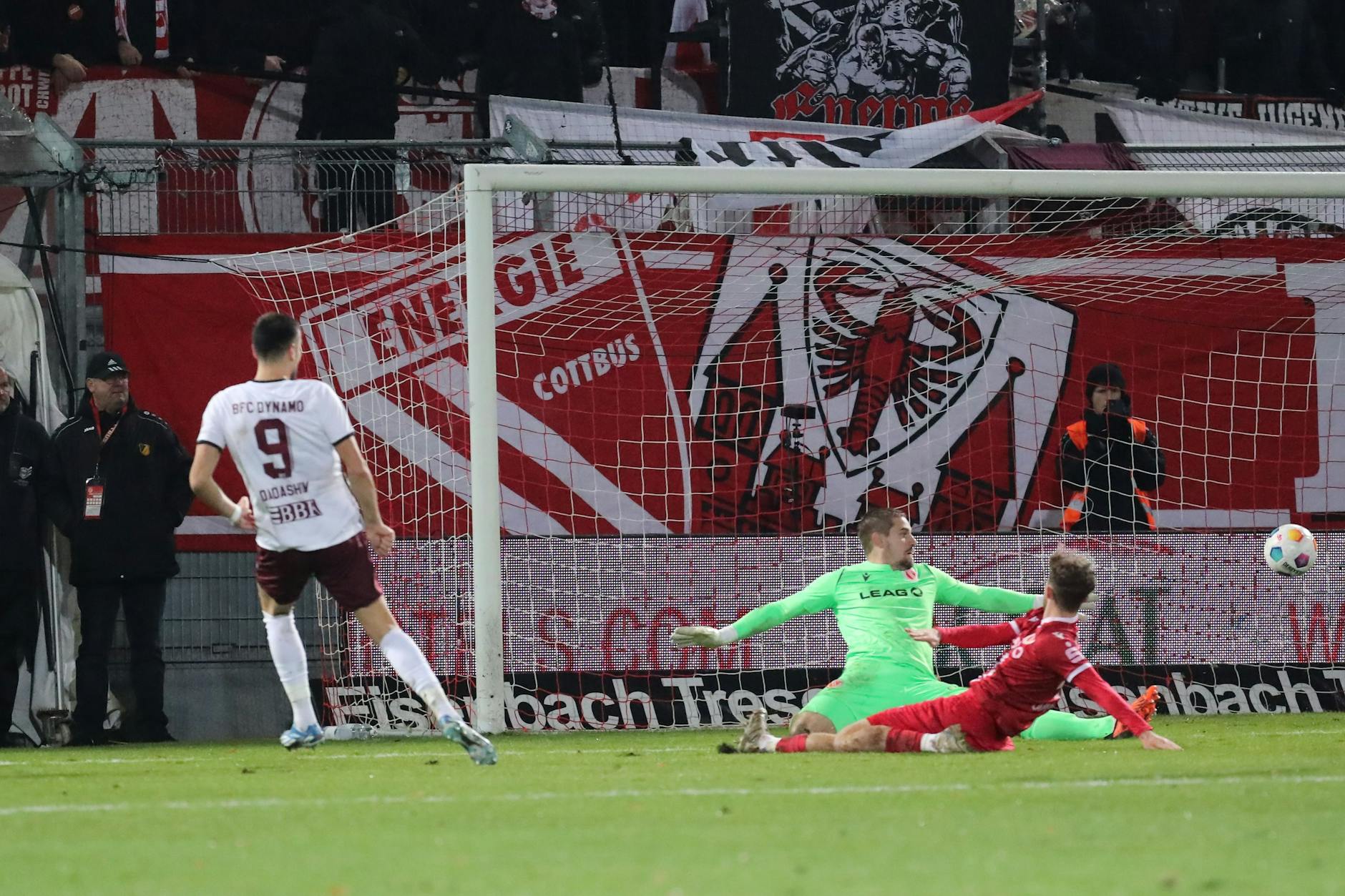 Drin ist das Ding! Dynamo-Stürmer Rufat Dadashov netzt zum goldenen Tor beim 1:0 in Cottbus ein.