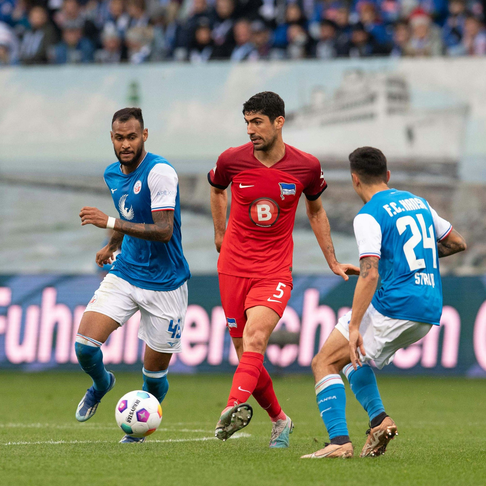Im August kam der Grieche Andreas Bouchalakis von Olympiakos Piräus. Doch der defensive Mittelfeldspieler muss sich noch an die Zweite Liga gewöhnen.