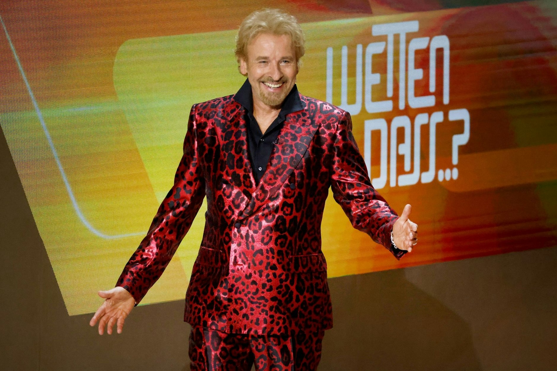 Schlimmer geht immer: Thomas Gottschalk bei der vorletzten „Wetten, dass..?“-Sendung im vergangenen Jahr in so einer Art Duschvorhang mit Leopardenprint.