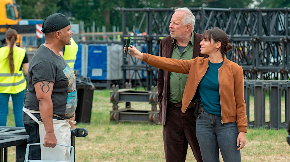 HANDOUT - Mila (Almila Bagriac·ik) und Borowski (Axel Milberg) nehmen Michi Berger (Nikolaus Okonkwo) unter die Lupe.  