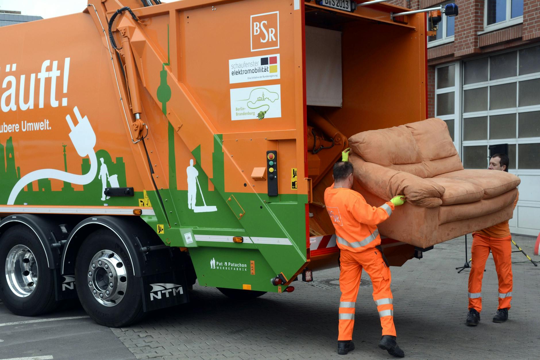 An Kieztagen entsorgt die BSR kostenfrei den Sperrmüll der Berliner.
