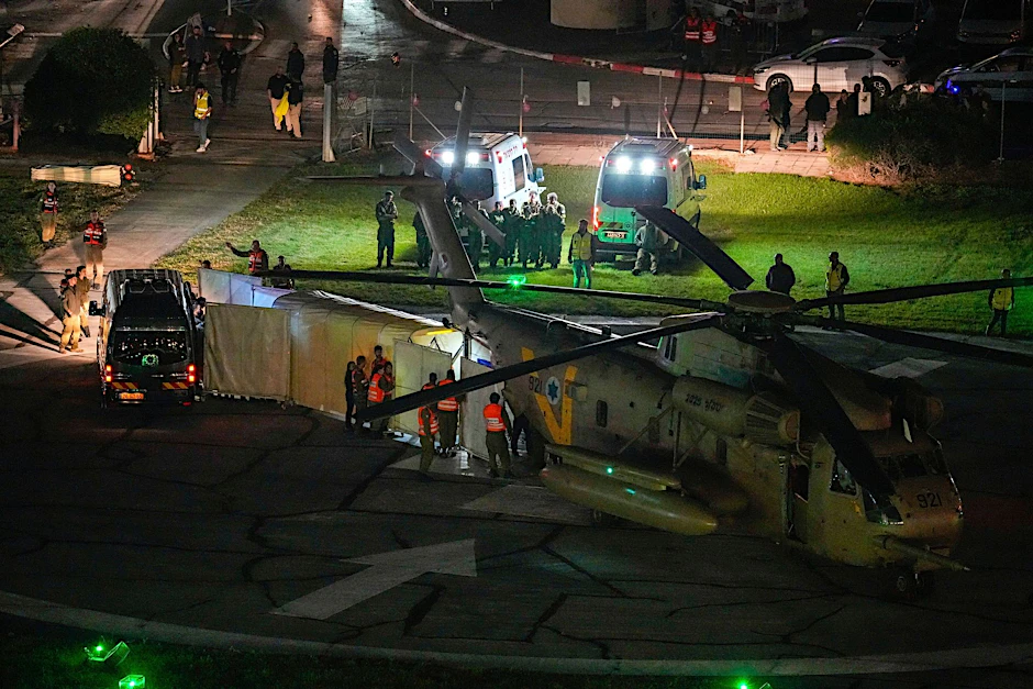 dpatopbilder - Ein Hubschrauber mit von der Hamas freigelassenen Geiseln landet auf dem Schneider Children
