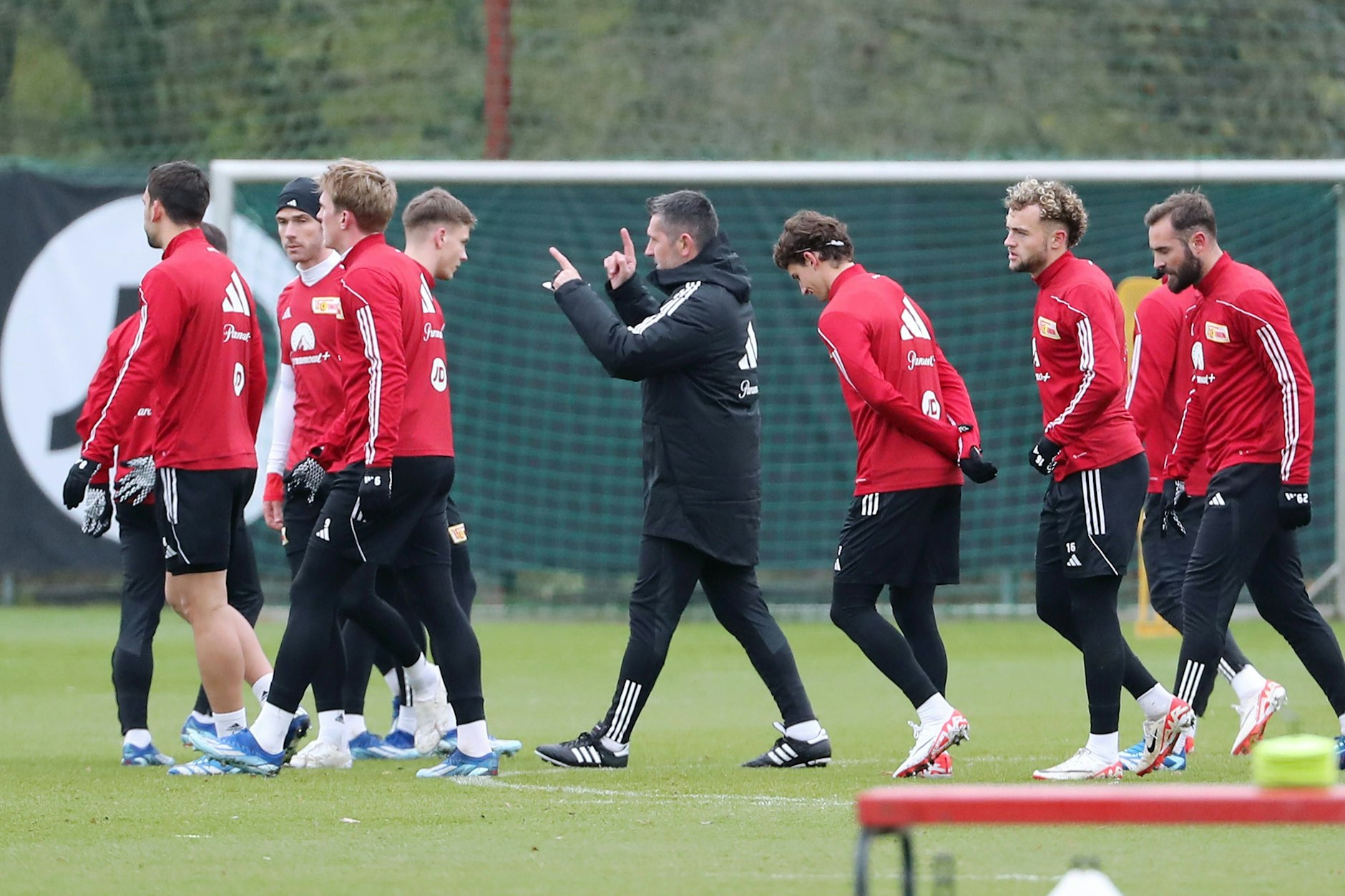 Nenad Bjelica (52) machte am Montag gleich mehrere Ansagen und schwor die Profis des 1. FC Union auf die kommenden Aufgaben ein. 