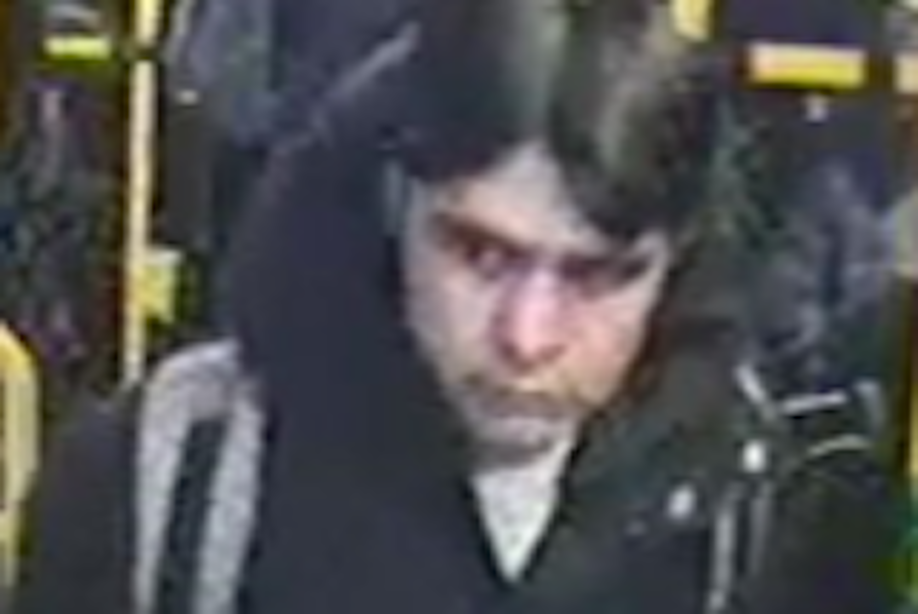 Die Polizei sucht diesen Mann - er steht unter Verdacht, sich vor einem Kind entblößt zu haben.