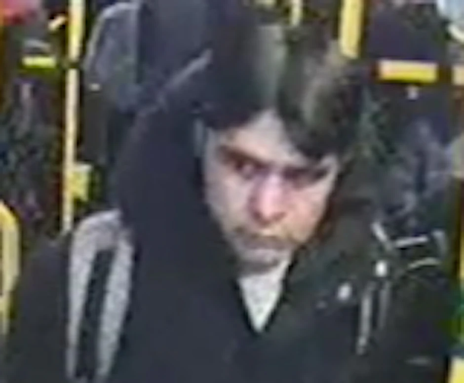 Die Polizei sucht diesen Mann - er steht unter Verdacht, sich vor einem Kind entblößt zu haben.