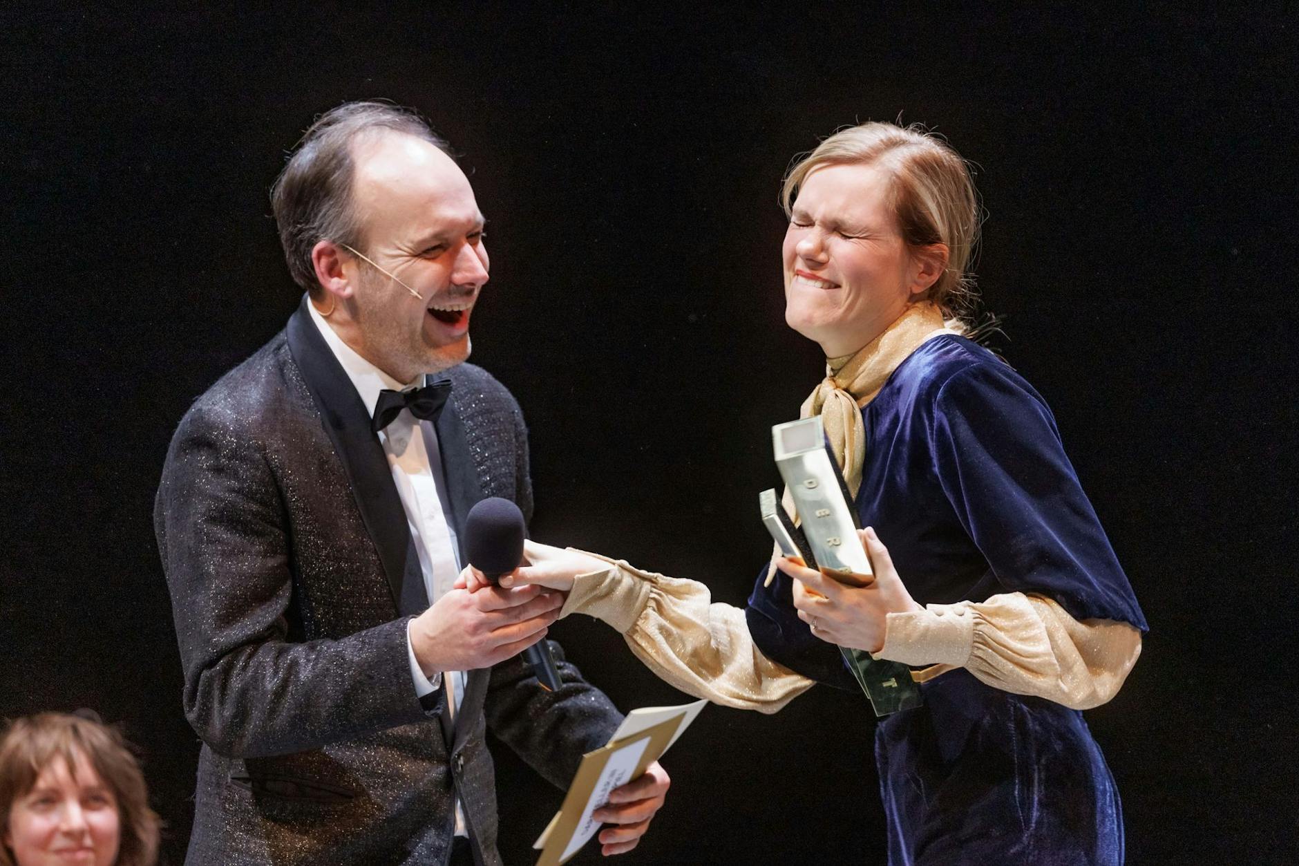 Der Schauspieler und Moderator Felix Knop überreicht Fritzi Haberlandt den Deutschen Theaterpreis.