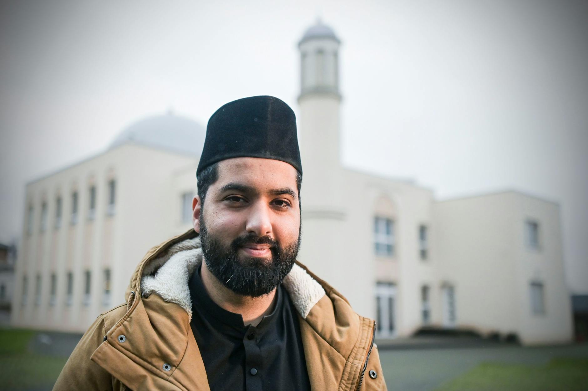 Imam Scharjil Khalid vor der Moschee in Pankow