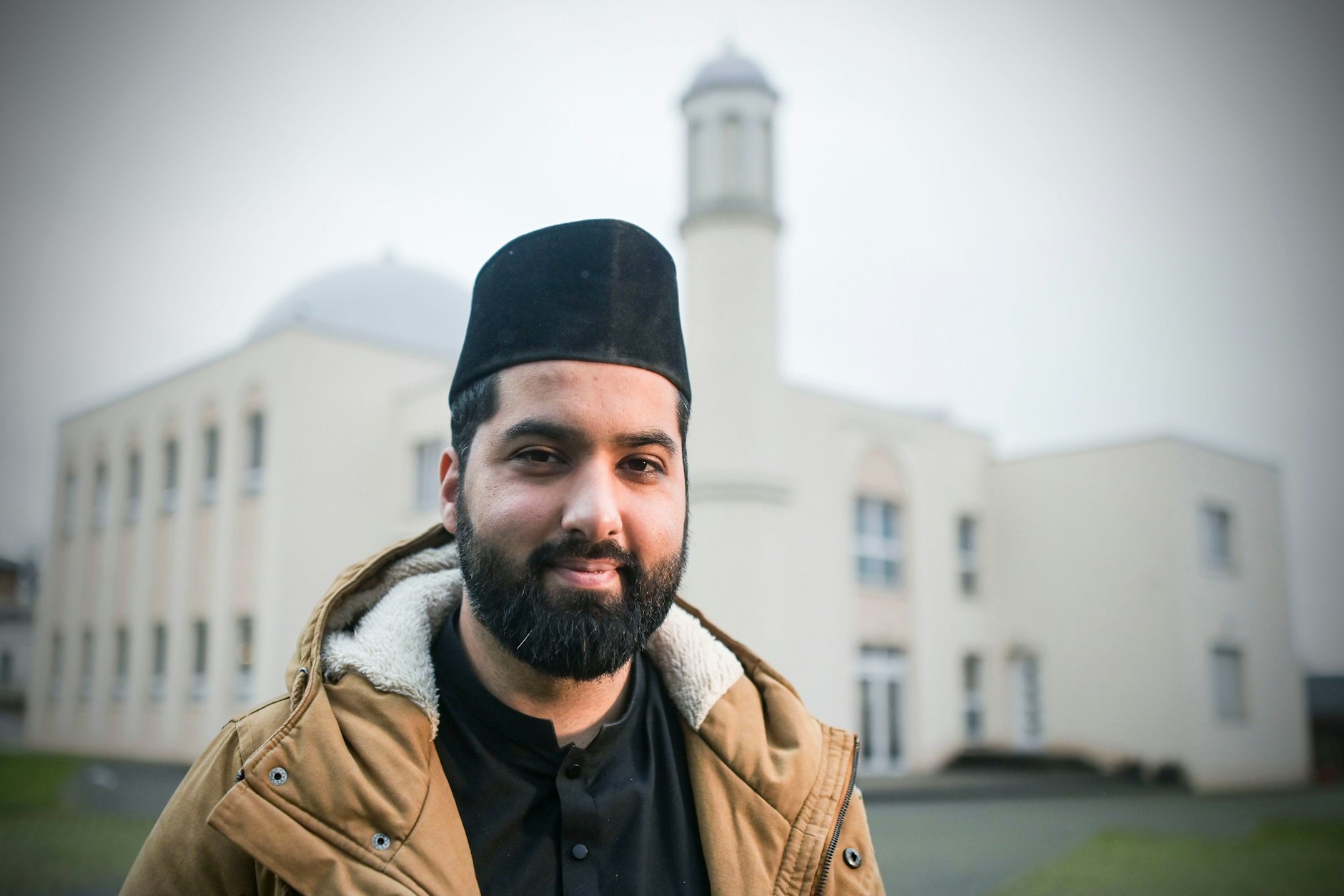 Imam Scharjil Khalid vor der Moschee in Pankow