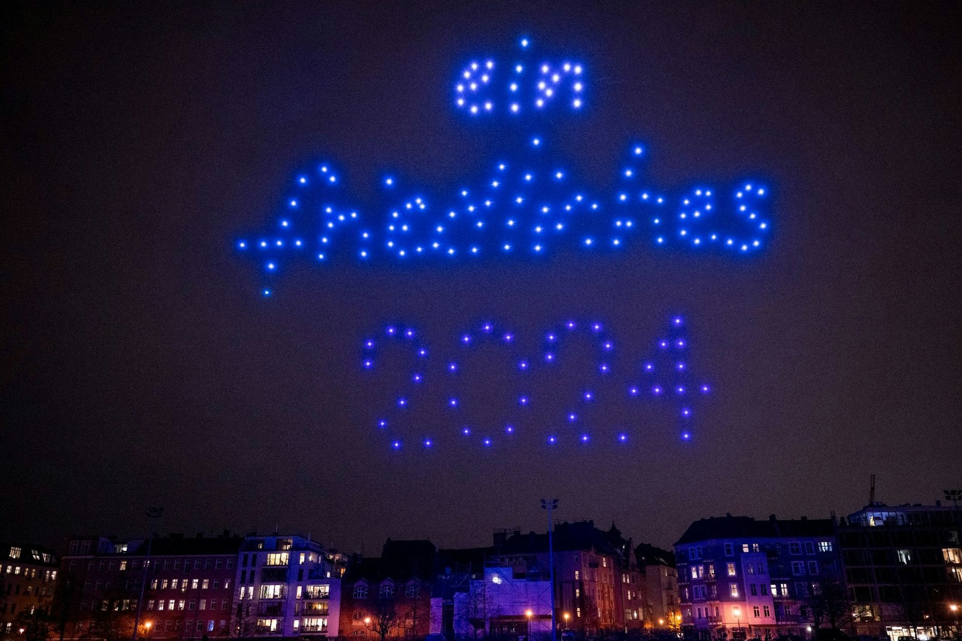 Leuchtende Drohnen fliegen bei einer Drohnenshow über dem Friedrich-Ludwig-Jahn-Sportpark in Berlin. 