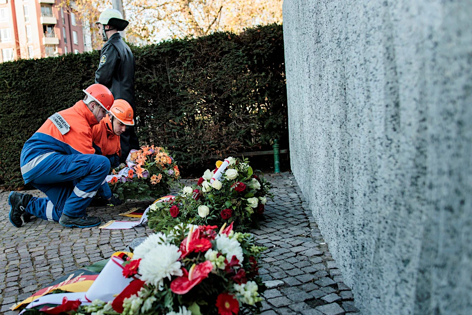 Mitglieder der Berliner Jugend-Feuerwehr legen einen Gedenk-Kranz vor den Gedenkstein.  