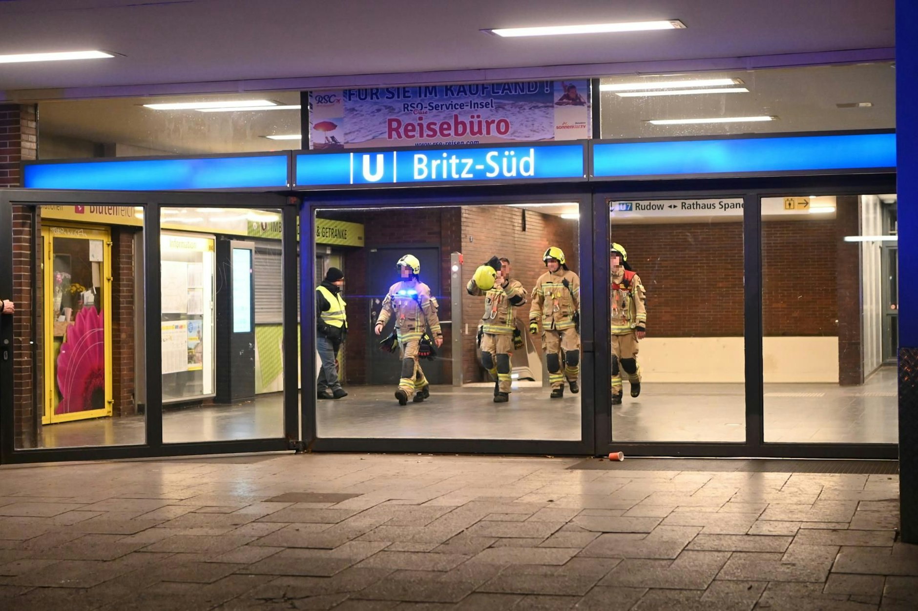 In einem Tunnel der U7 in Berlin ist ein Mann ums Leben gekommen. Die Feuerwehr war für die Bergung der Leiche vor Ort.