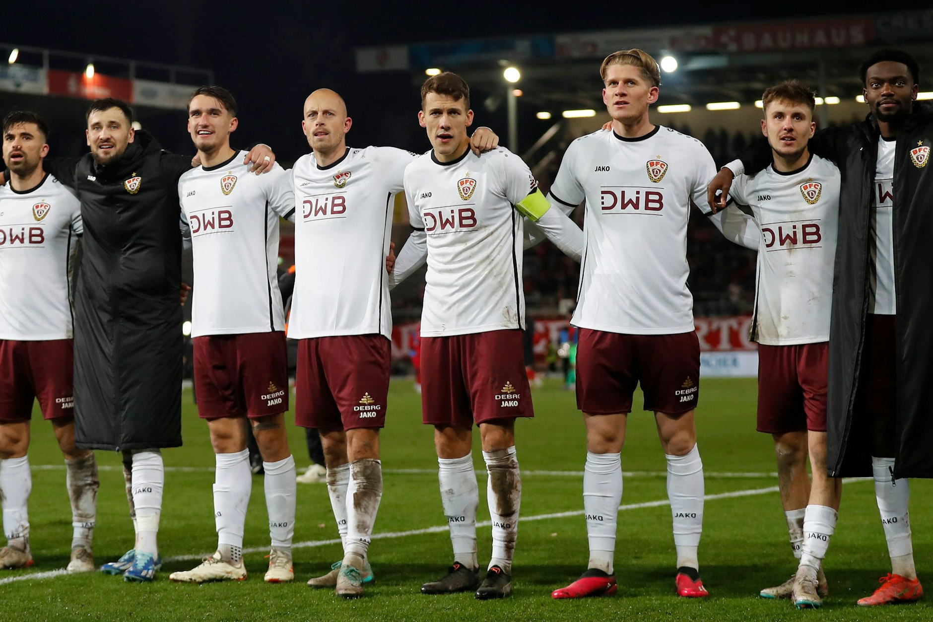 Man sieht den Spielern des BFC Dynamo um Kapitän Chris Reher den Stolz über den Sieg in Cottbus deutlich an.