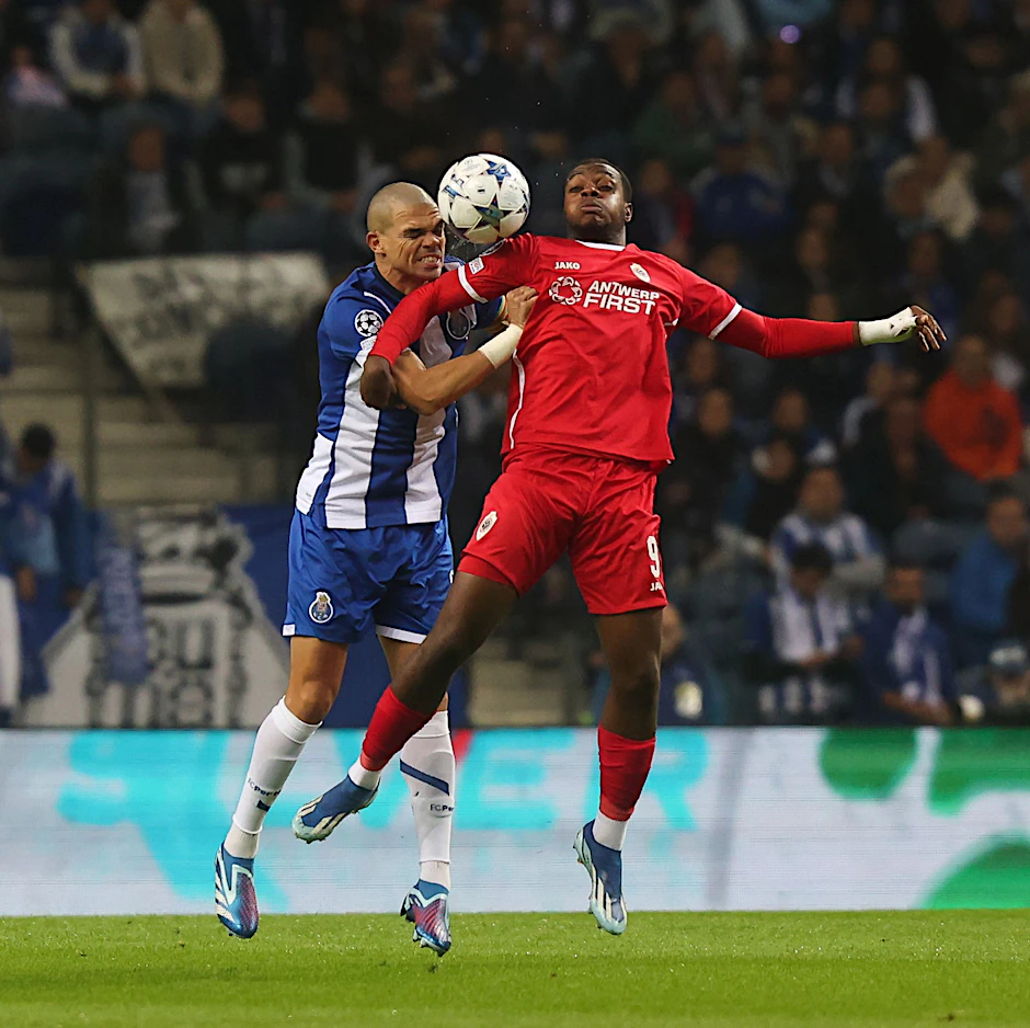 Portos Pepe (l) feierte in der Champions League einen Rekord.  ntico Press via ZUMA Press/dpa