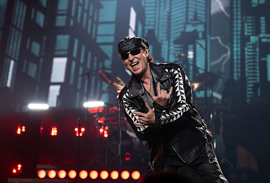 ARCHIV - Kommen 2024 erneut nach Deutschland: die Scorpions.  