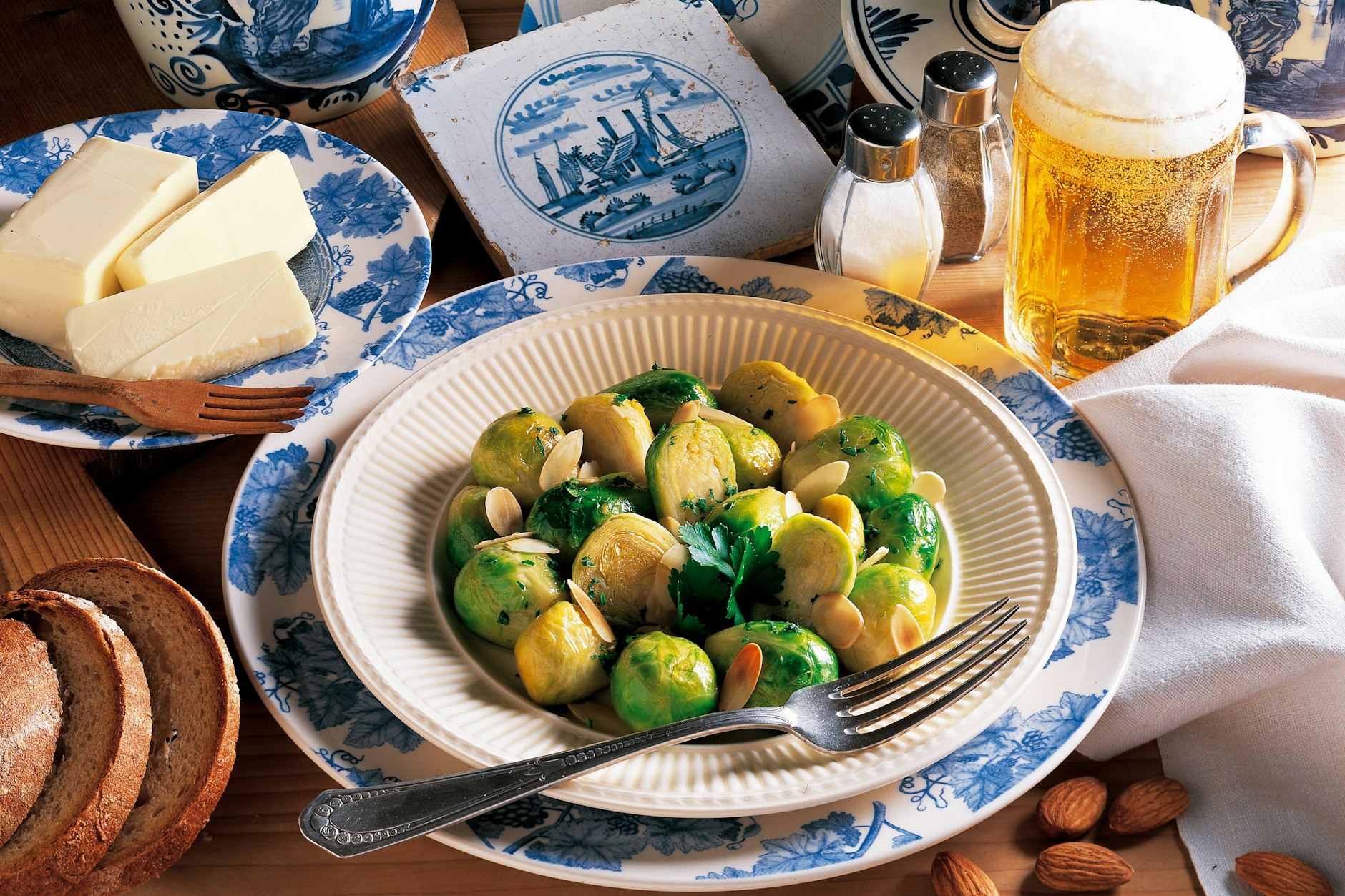 Das Rezept für Rosenkohl in Mandelbutter ist einfach lecker.