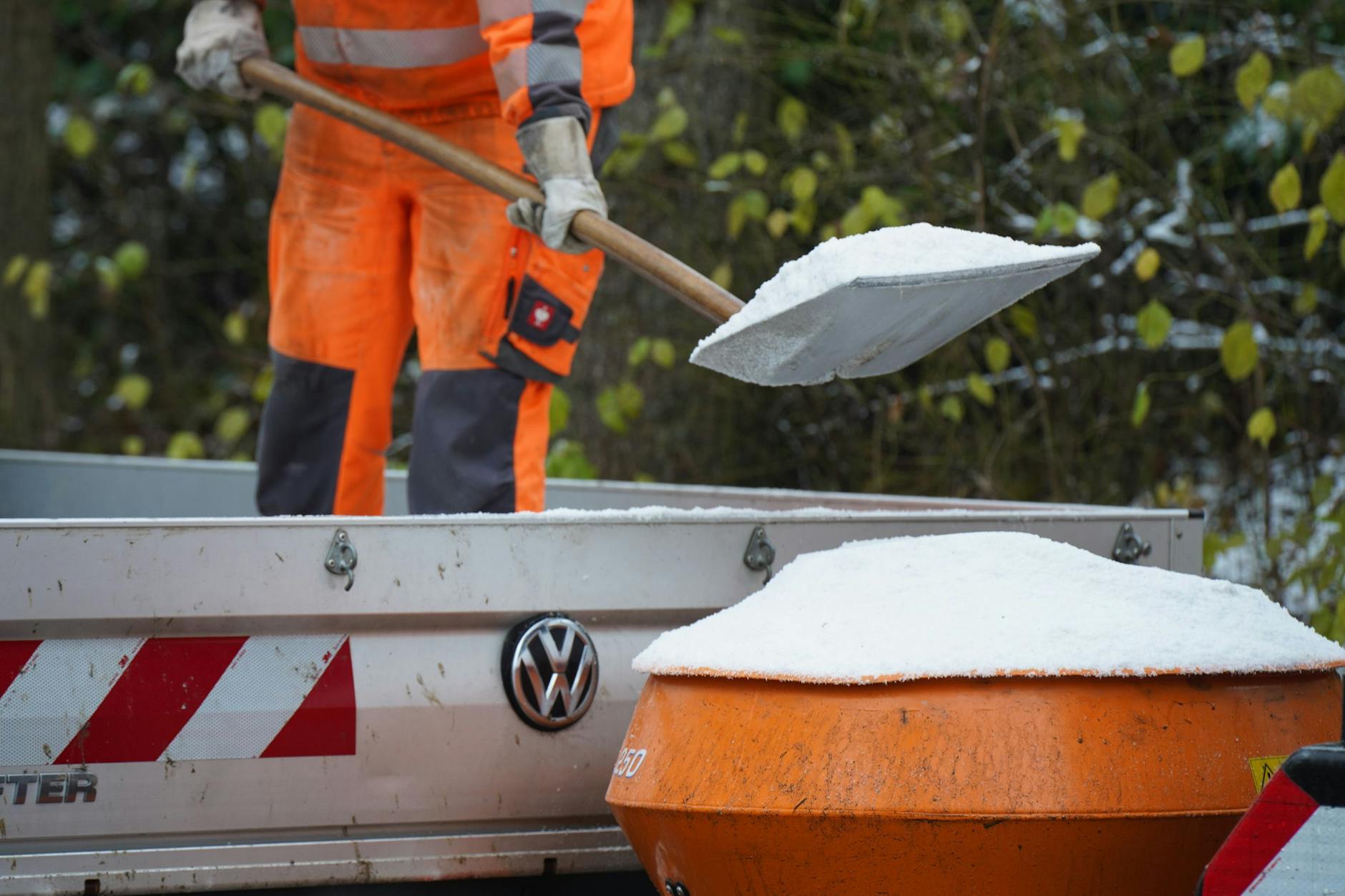 Hausbesitzerinnen und -besitzern drohen Geldbußen von bis zu 10.000 Euro Strafe wenn sie Schnee und Eis mit Tausalz bekämpfen.