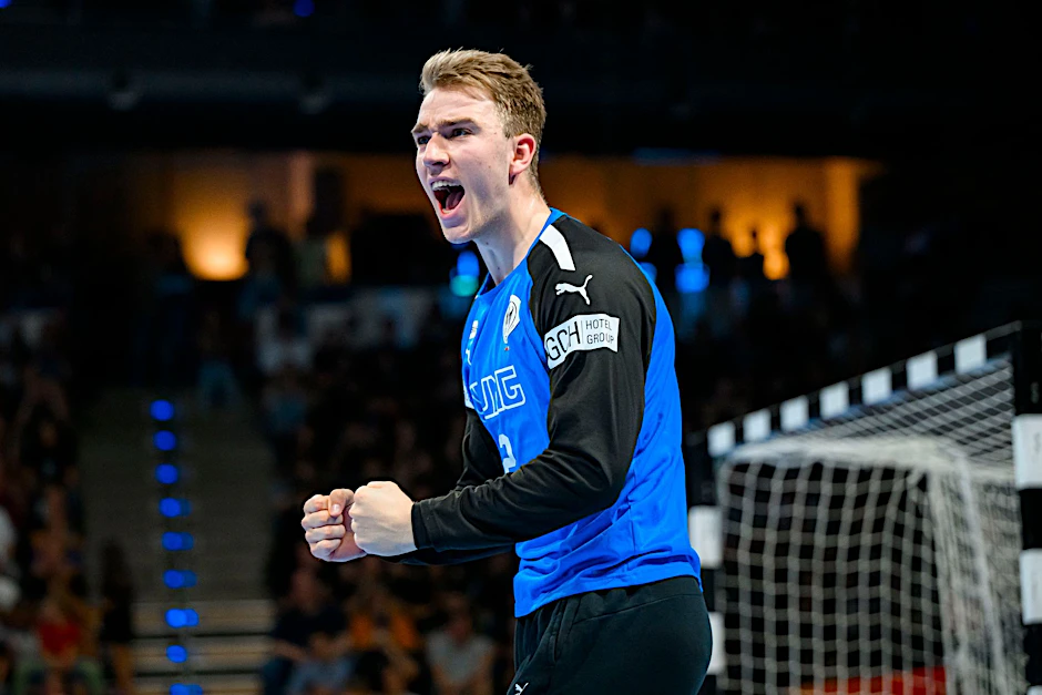 Füchse-Torhüter Lasse Ludwig feiert sein Team in der Max-Schmeling-Halle.